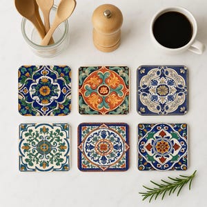 Puede incluir: Seis posavasos de cerámica coloridos con intrincados patrones geométricos en tonos de azul, verde, naranja y rojo. Los posavasos presentan una variedad de diseños florales y geométricos.