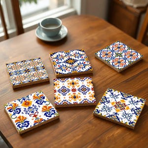 Può includere: Sei sottobicchieri in ceramica colorati con intricati motivi floreali in tonalità di blu, giallo e arancio. I sottobicchieri sono progettati per assomigliare alle piastrelle italiane tradizionali.