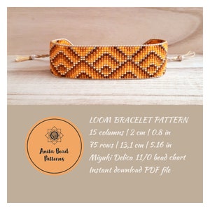 Könnte beinhalten: Ein Webmuster für ein Armband mit einem geometrischen Design in Orange, Braun und Weiß. Das Muster ist für ein Armband, das 2 cm breit und 13,1 cm lang ist. Das Muster wird mit Miyuki Delica 11/0 Perlen hergestellt und ist als sofortiger Download im PDF-Format verfügbar.