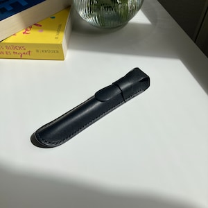 Astuccio per penna in pelle nera Portapenne singolo Custodia per penna Astuccio per penna in pelle Regalo per insegnante Astuccio per penna stilografica personalizzato Cover per matite di lusso
