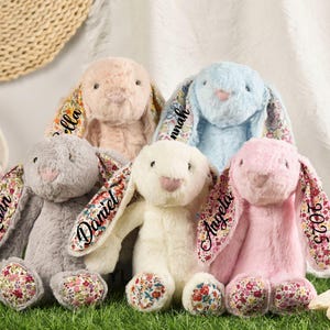 Spersonalizowany pluszowy króliczek, monogramowany króliczek, prezent na baby shower, wypchane zwierzę, prezent dla noworodka, prezent dla dziecka, prezent dla dziewczynki sypiącej kwiaty