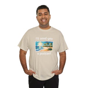 Maglietta unisex in cotone pesante con cartolina "Scena di spiaggia", maglietta da vacanza sfacciata, colori vivaci che stuzzicano i tuoi amici, maglietta per le vacanze, spiaggia tropicale