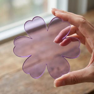 Färgglada akrylunderlägg med prästkragar, transparent blomformad bordsdekoration