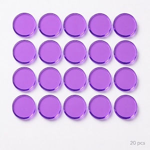 Peut inclure: Un ensemble de 20 jetons circulaires violets disposés en une grille de quatre par cinq. Chaque jeton est translucide avec un bord arrondi lisse et une surface plate. Le texte 20 pcs est imprimé dans le coin inférieur droit de l'image.
