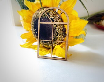 Gotisch poppenhuisraam: natuurlijk houten miniatuurframe