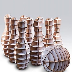 Op de afbeelding: Een set van negen witte en bruine kartonnen bowlingpinnen en een bowlingbal. De pinnen en de bal zijn gemaakt van in elkaar grijpende stukken en hebben een geometrisch ontwerp.