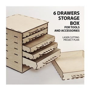 Pode incluir: Uma caixa de armazenamento de madeira com seis gavetas, projetada para ferramentas e acessórios. A caixa é feita de madeira clara e tem um design de corte a laser. As gavetas estão abertas e mostram o design de corte a laser. A caixa está etiquetada "6 Drawers Storage Box for Tools and Accessories Laser Cutting Project Plan".