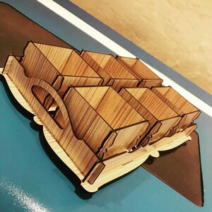 Laser geschnittenes Holztablett mit Obstkisten Nussschachteln, Serviertablett mit Snackbehältern, Lebensmitteltablett mit Griffen Vektorvorlage SVG DXF CDR Ai