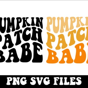 Könnte beinhalten: Zwei Sätze des Textes PUMPKIN PATCH BABE in einer wellenförmigen, verzerrten Schriftart. Der linke Satz ist einfarbig schwarz, der rechte zeigt einen Farbverlauf von Hellgelb, Goldgelb und Orange. Unter dem Text stehen die Wörter PNG SVG FILES in Weiß.