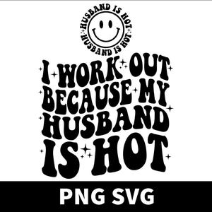 Puede incluir: Diseño gráfico en blanco y negro con el texto "I WORK OUT BECAUSE MY HUSBAND IS HOT." Una carita sonriente con el texto "HUSBAND IS HOT" está encima del texto. La parte inferior de la imagen tiene el texto "PNG SVG."