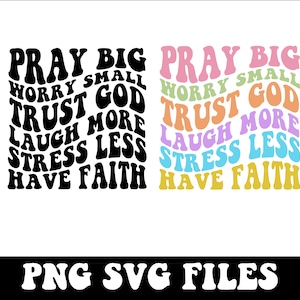 Puede incluir: Un diseño gráfico colorido con el texto "Reza en grande, preocúpate poco, confía en Dios, ríe más, estrésate menos, ten fe" en una fuente de estilo retro.