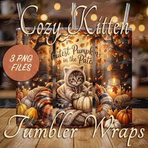 Könnte beinhalten: Drei zylindrische Becher mit Strohhalmen, die ein digitales Design eines Kätzchens mit Strickkapuze, Kürbissen, Herbstblättern und einer Kerze zeigen. Der Text lautet Cozy Kitten und Cutest Pumpkin in the Patch. Inklusive karierter Stoffmuster.