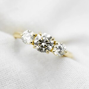 Anillo de novia de moissanita de oro de tres piedras para ella / Solitario de corte redondo de 1,5 quilates / Joyería de aniversario de lujo atemporal / Regalo libre de conflictos