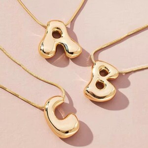 Collar con letra burbuja dorada: colgante con inicial personalizado