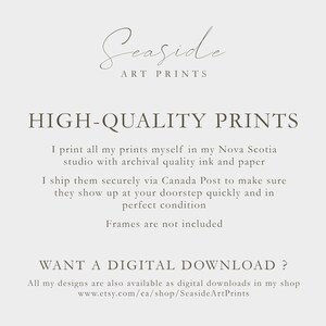 Op de afbeelding: Tekstoverlay op een witte achtergrond die "Seaside Art Prints" in een cursief lettertype leest. Onder de titel staat de tekst "HIGH-QUALITY PRINTS" in een sans-serif lettertype. De tekst gaat verder met informatie over het drukproces en de verzendmethoden van de kunstenaar. De tekst eindigt met "WANT A DIGITAL DOWNLOAD?" en een link naar de Etsy-winkel van de kunstenaar.