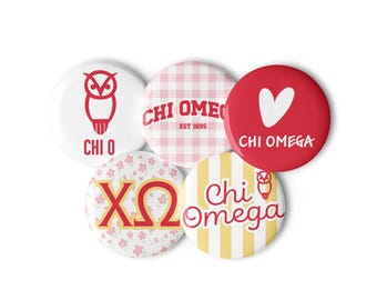 Puede incluir: Un conjunto de cinco chapas redondas con diseños de Chi Omega. Una es blanca con un búho rojo y texto, otra tiene un patrón de cuadros vichy rosa, una es roja con un corazón blanco, otra tiene motivos florales con letras griegas y una tiene rayas amarillas con texto.