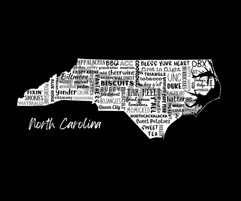Pu&ograve; includere: Una nuvola di parole in bianco e nero a forma dello stato della Carolina del Nord. Le parole sono relative allo stato, comprese citt&agrave;, monumenti, cibo e cultura. Le parole "Carolina del Nord" sono scritte in un carattere pi&ugrave; grande nella parte inferiore dell'immagine.
