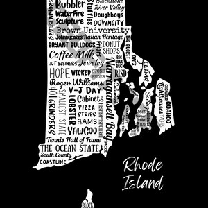 K&ouml;nnte beinhalten: Eine wei&szlig;e Wortwolke in Form des Bundesstaates Rhode Island. Die W&ouml;rter beziehen sich alle auf Rhode Island, darunter St&auml;dte, Sehensw&uuml;rdigkeiten und kulturelle Referenzen. Die W&ouml;rter sind so angeordnet, dass sie eine visuelle Darstellung des Bundesstaates bilden.