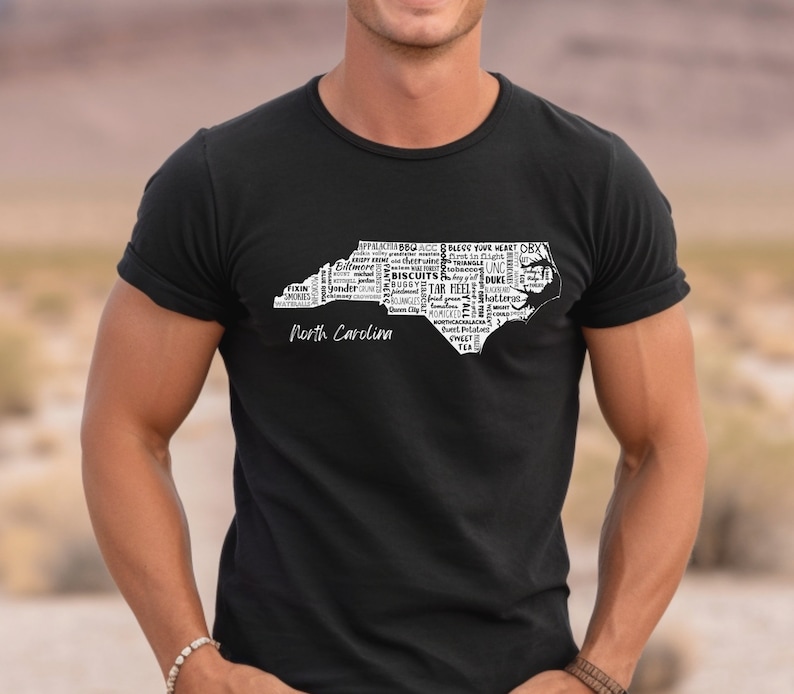 Pu&ograve; includere: Una maglietta nera con un contorno bianco dello stato della Carolina del Nord. Il contorno &egrave; riempito con parole relative allo stato, come "BBQ", "Biscuits", "Tar Heel", "Duke" e "UNC". Le parole "Carolina del Nord" sono stampate sotto il contorno.