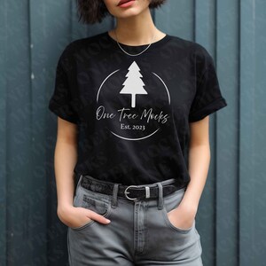 ブラック ベラ キャンバス 3001 モックアップ - 青い背景の女性