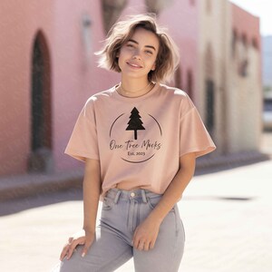 ヘザーピーチキャンバス 3001 モックアップ - 街中の女性