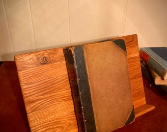 Handgjort bokställ i trä