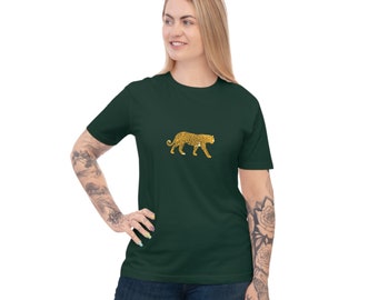 Puede incluir: Una camiseta verde oscuro con un diseño de estampado de leopardo dorado. El leopardo camina hacia la derecha.