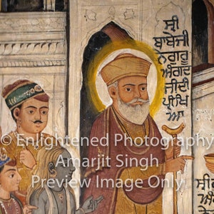 Puede incluir: Una pintura detallada que representa varias figuras con vestimenta tradicional. La figura central, con un halo, lleva un turbante y una larga túnica. Otras figuras están en el fondo. La obra de arte tiene una estética vintage.