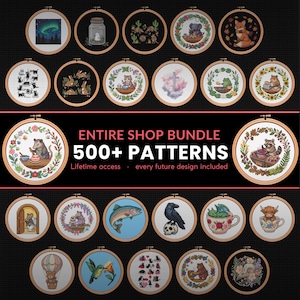 Puede incluir: Una colección de bastidores de bordado circulares de madera con varios diseños de punto de cruz, incluyendo animales, escenas de naturaleza y elementos de fantasía. El texto central dice ENTIRE SHOP BUNDLE 500+ PATTERNS.