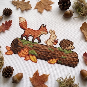 Patrón de punto de cruz de zorro, conejo y erizo, amigos del bosque en un tronco musgoso con hojas de otoño, arte de pared otoñal, descarga en PDF