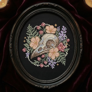 Patrón de punto de cruz de calavera de pájaro floral / Bordado gótico botánico / Descarga en PDF de Memento Mori / Decoración de naturaleza mística / Flor rosa