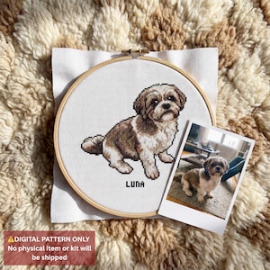 Op de afbeelding: Een rustiek houten bord met de tekst "Welcome to our home" in witte letters. Het bord heeft een verweerde afwerking en een eenvoudig, uitnodigend ontwerp, ideaal voor entree decoratie.