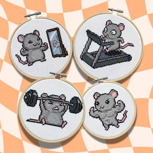 Könnte beinhalten: Vier Kreuzstich-Reifen mit Cartoon-Mäusen beim Training. Eine Maus posiert vor einem Spiegel, eine andere rennt auf einem Laufband, eine dritte hebt Gewichte und die letzte zeigt ihre Muskeln. Der Hintergrund ist ein kariertes Muster.