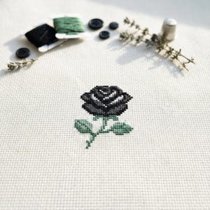 Niedliches kleines schwarzes Rosenkreuzstichmuster | Stickrahmen-Stickerei PDF | Sofortdownload | Kommerzielle Nutzung | Kreuzstich Stickmuster