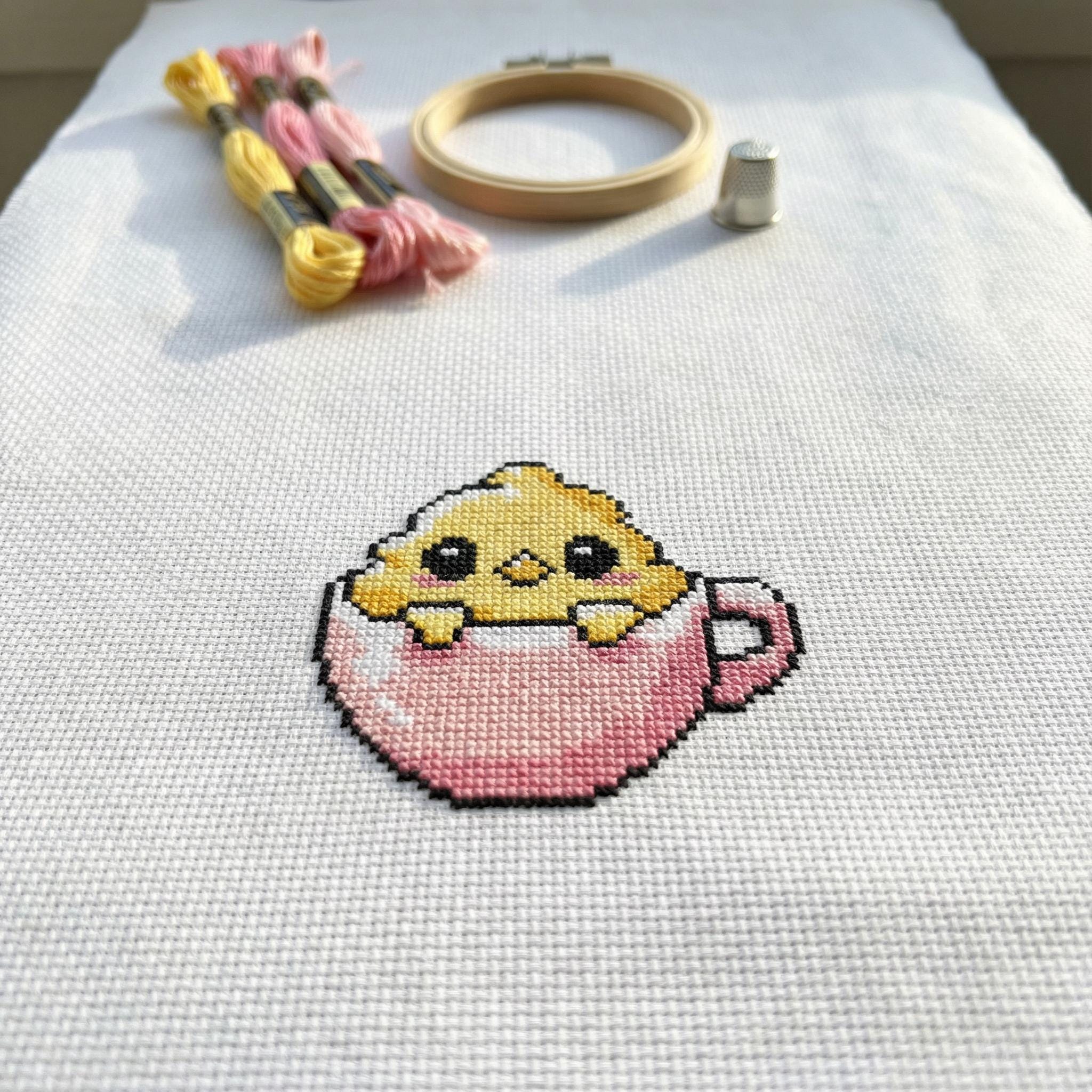 かわいいティーカップのひよこのクロスステッチパターン | フープ刺繍