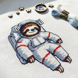 Patrón de punto de cruz de un lindo perezoso astronauta en el espacio / Bordado a bastidor / PDF / Descarga instantánea / Uso comercial / Gráfico de punto de cruz