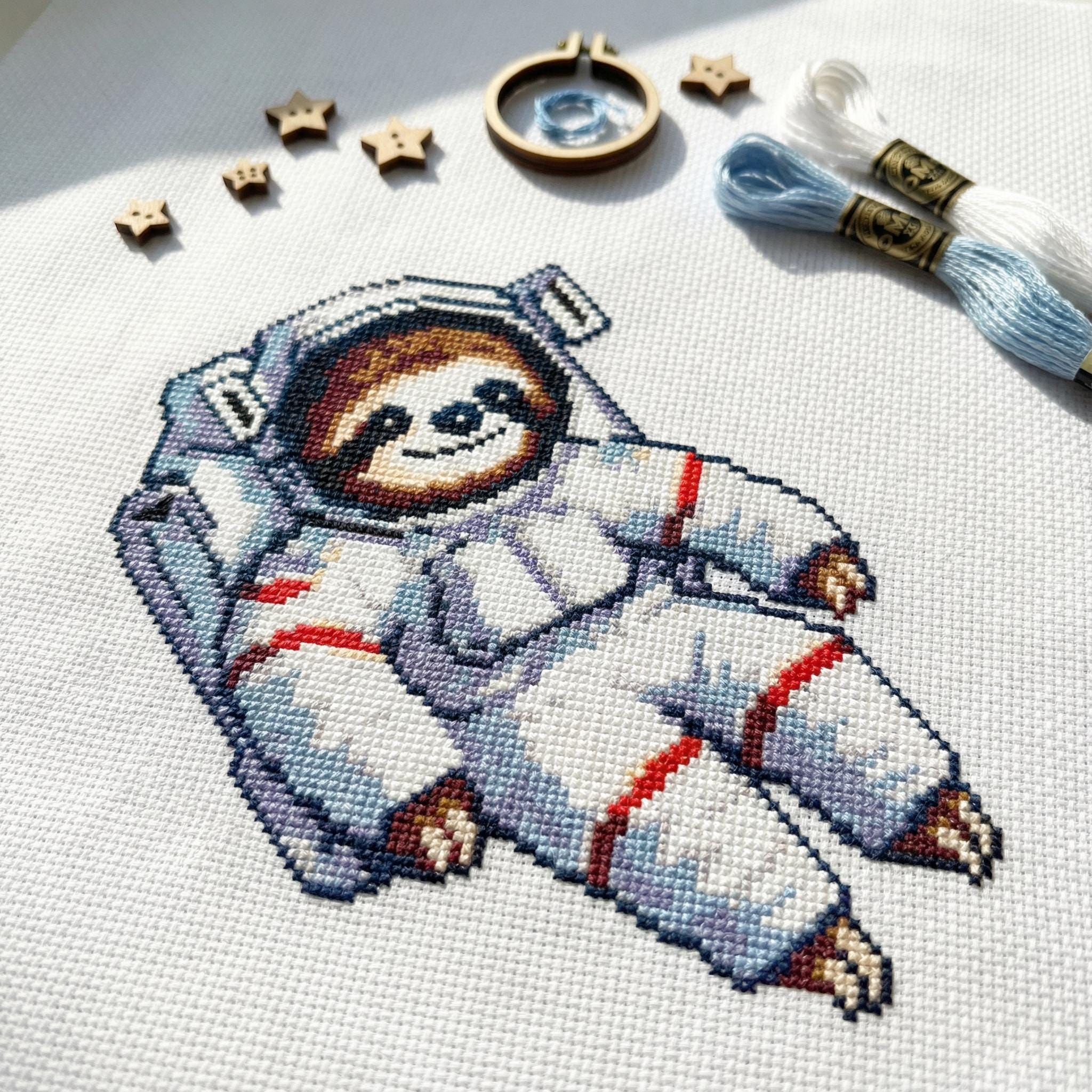 宇宙にいるかわいい宇宙飛行士のナマケモノのクロスステッチパターン