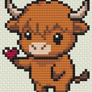 Puede incluir: Dise&ntilde;o de punto de cruz pixelado de una vaca de las Tierras Altas sosteniendo un coraz&oacute;n rojo. La vaca es principalmente marr&oacute;n con detalles negros, ojos blancos y peque&ntilde;os cuernos. El fondo es de color beige claro.
