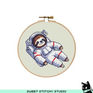 宇宙にいるかわいい宇宙飛行士のナマケモノのクロスステッチパターン | フープ刺繍 | PDF | 即時ダウンロード | 商用利用 | クロスステッチチャート