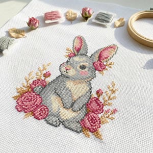 Puede incluir: Una taza de cerámica blanca con un asa negra y el texto "But First, Coffee" en negrita negra. La taza está sobre una superficie de madera. La taza mide 10 cm de alto.