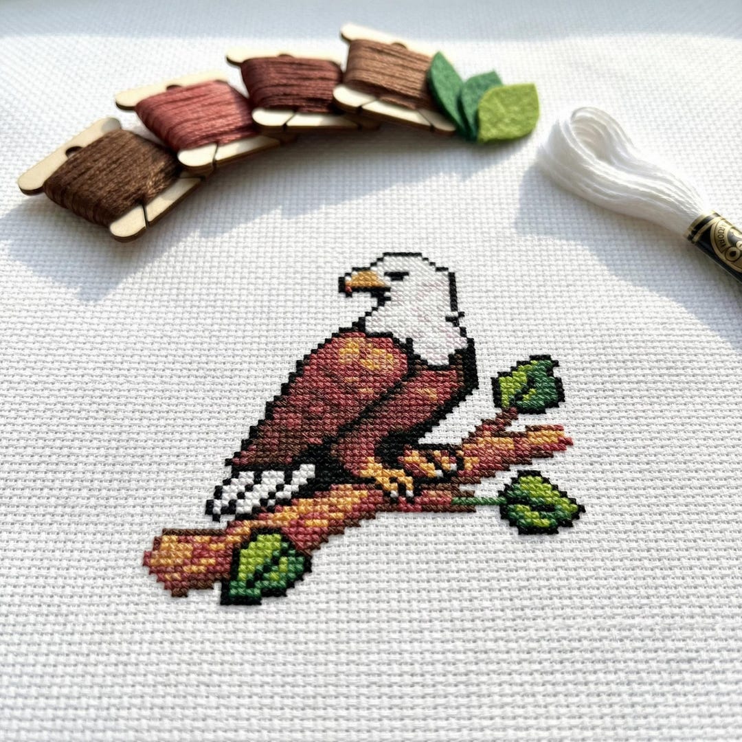 枝にとまるかわいいワシのクロスステッチパターン | フープ刺繍 | PDF