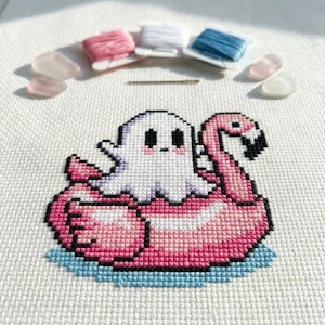 Fantôme mignon flottant sur un motif de point de croix flamant rose | Broderie au cadre | PDF | Téléchargement instantané | Utilisation commerciale | Grille de point de croix