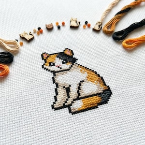 Patrón de punto de cruz de un lindo gato calicó pequeño / Bordado a bastidor / PDF / Descarga instantánea / Uso comercial / Gráfico de punto de cruz