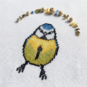 Uroczy wzór haftu krzyżykowego z sikorką modrą | Haft w tamborku | PDF | Natychmiastowe pobranie | Do użytku komercyjnego | Schemat haftu krzyżykowego