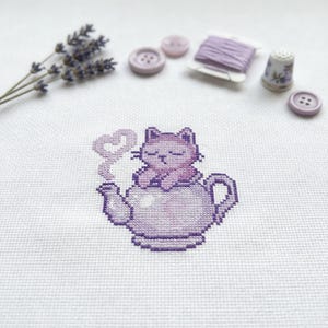 Niedliche lila Katze in einer Teekanne Kreuzstichmuster | Stickrahmen-Stickerei PDF | Sofortdownload | Kommerzielle Nutzung | Kreuzstich Stickmuster