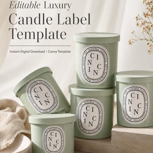 Op de afbeelding: Verschillende saliegroene kaarsglazen met deksels worden getoond. Elk glas heeft een wit etiket met zwarte tekst. De tekst "Editable Luxury Candle Label Template" staat bovenaan. De woorden "Instant Digital Download Canva Template" staan eronder.