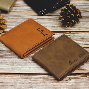 Cartera personalizada para hombres, cartera monograma personalizada, cartera de cuero sintético para hombres, regalo de padrino, cartera grabada, regalo para él, regalo del Día del Padre