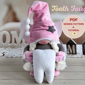 Peut inclure: Une poupée gnome de la Fée des dents avec un chapeau rose, une étoile et une grande dent blanche. La poupée a des cheveux tressés, des ailes et tient une dent. L'image comprend le texte "Tooth Fairy" et "PDF Sewing Pattern & Tutorial".