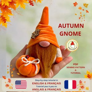 Op de afbeelding: Een pluche kabouter met een hoge oranje muts, een lange bruine baard en een roze neus, die een kleine oranje pompoen met een wit touwtje vasthoudt. De tekst luidt AUTUMN GNOME, PDF SEWING PATTERN & TUTORIAL en Step-by-step tutorial in ENGLISH & FRANÇAIS.