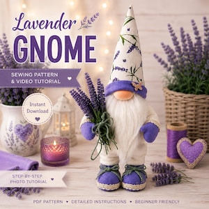 Peut inclure: Une poupée gnome en tissu avec un grand chapeau blanc à motif floral lavande, une longue barbe blanche, des moufles violettes et des chaussures violettes à bordure en dentelle. Le gnome tient un bouquet de lavande. Texte : Lavender GNOME.